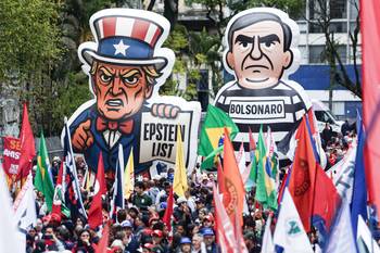 Movilización en apoyo al gobierno de Luiz Inácio Lula da Silva, el 7 de setiembre, durante la conmemoración del Día de la Independencia, en San Pablo. · Foto: Miguel Schincariol / AFP