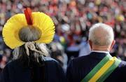 Raoni Metuktire y Luiz Inacio Lula da Silva, durante la ceremonia de asunción presidencial, el 6 de enero de 2023, en Braslia	
Foto: Sergio Lima, afp