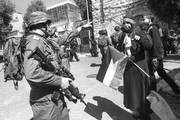 Un soldado israelí y una mujer palestina durante una protesta en la la ciudad cisjordana de Hebrón. Foto: Hazem Bader, AFP