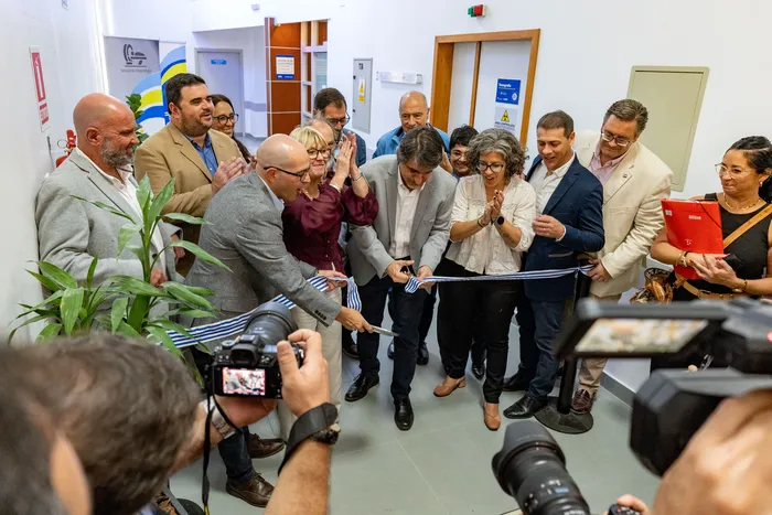 Autoridades durante la inauguración del tomógrafo en el Hospital Escuela del Litoral, el 13 de abril, en Paysandú. · Foto: Presidencia de Uruguay, sin datos de autor