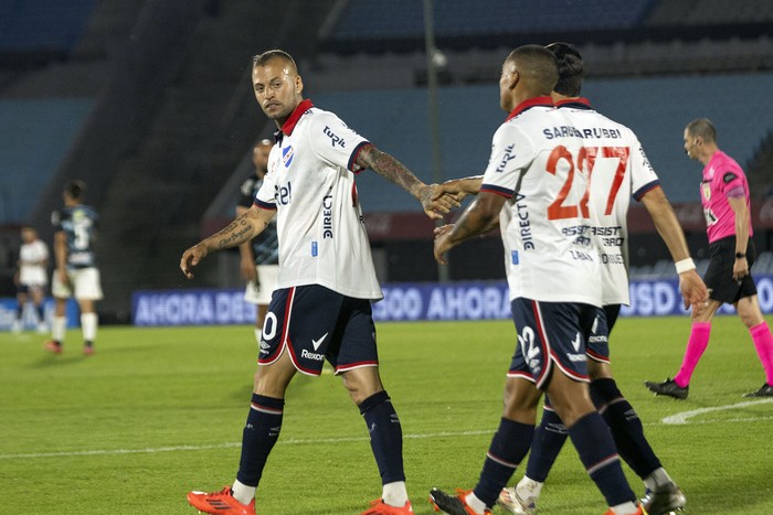 Nicolás López, de Nacional, tras convertir el segundo gol a Cerro, el 2 de noviembre, en el estadio Centenario. · Foto: Rodrigo Viera Amaral