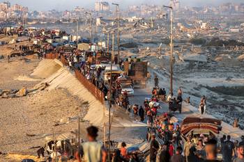 Palestinos desplazados evacuan la ciudad de Gaza, el 13 de setiembre, en el centro de la Franja de Gaza. · Foto: Eyad Baba, AFP