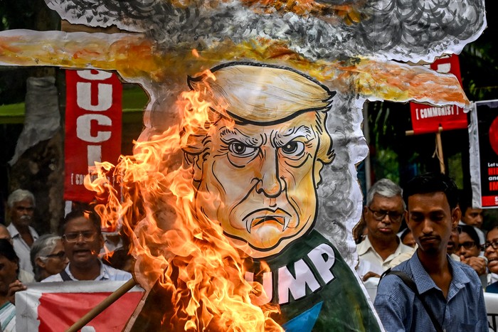 Manifestación para conmemorar el 80 aniver s ario del primer ataque con bomba atómica del mundo, sobre Hiroshima al final de la  Segunda Guerra Mundial, ayer, en Calcuta · Foto: Dibyangshu Sarkar / AFP
