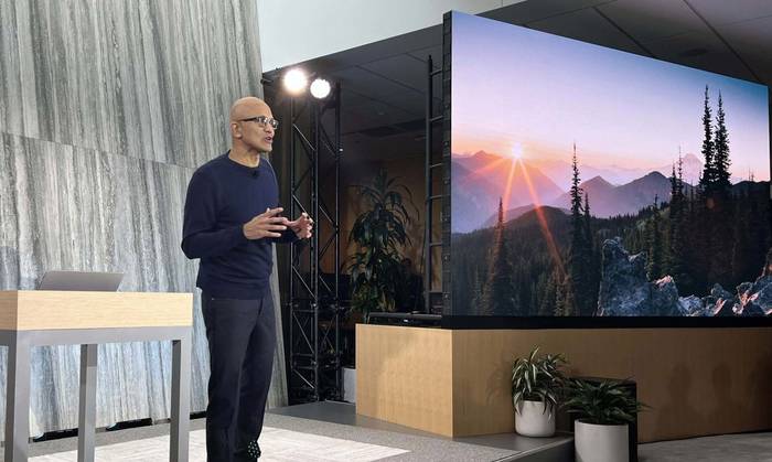 El director general de Microsoft, Satya Nadella, habla en la sede de la compañía en Redmond, Washington (EE.UU.). · Foto: Sarah Yañéz-Richards, EFE