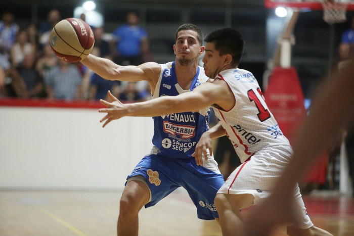 Malvín-Olimpia, en el partido por la penúltima fecha de la LUB. Foto: Ernesto Ryan