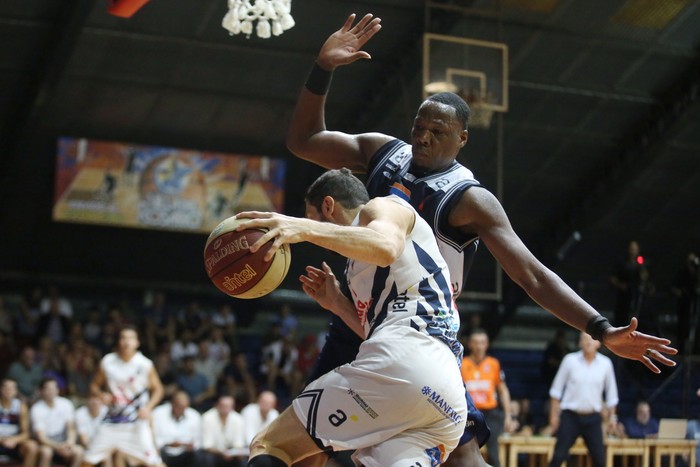 Nicolas Borsellino de Goes y Eric Dawson de Defensor, hoy en la cancha de Goes.
 · Foto: .