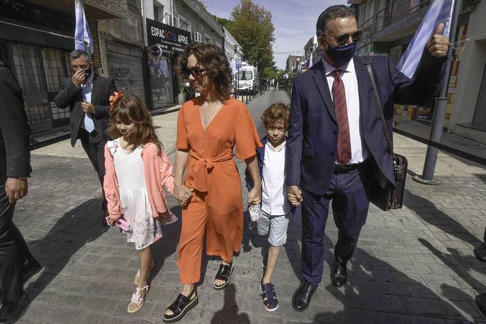 Yamandú Orsi asiste junto a su familia al acto de asunción de intendente, este jueves, en el Teatro Politeama. · Foto: Federico Gutiérrez