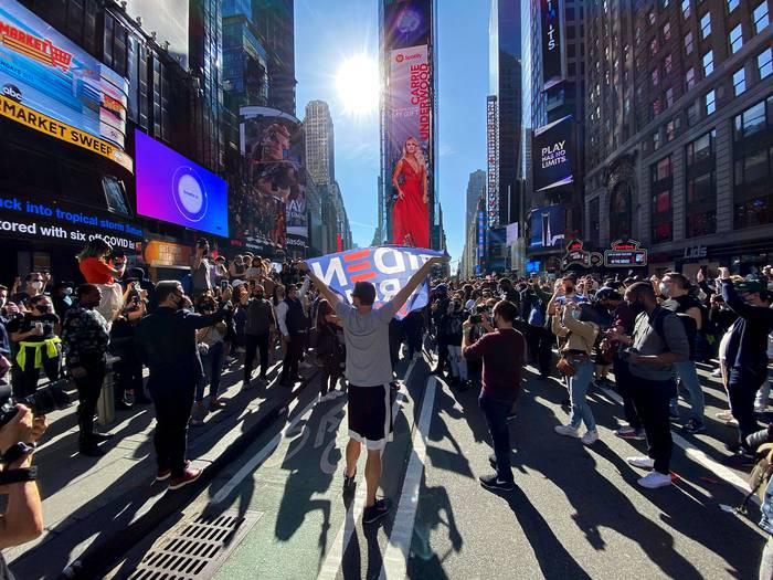 Festejos en Times Square en Nueva York, después de que Joe Biden fuera declarado ganador de las elecciones presidenciales.
 · Foto: Kena Betancur, AFP