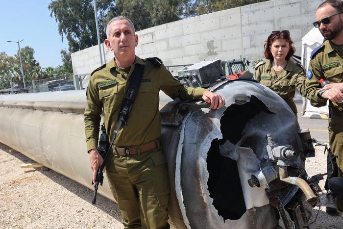 El portavoz militar israelí, el contraalmirante Daniel Hagari, junto a un misil balístico iraní que cayó en Israel el fin de semana. · Foto: Gil Cohen-Magen, AFP