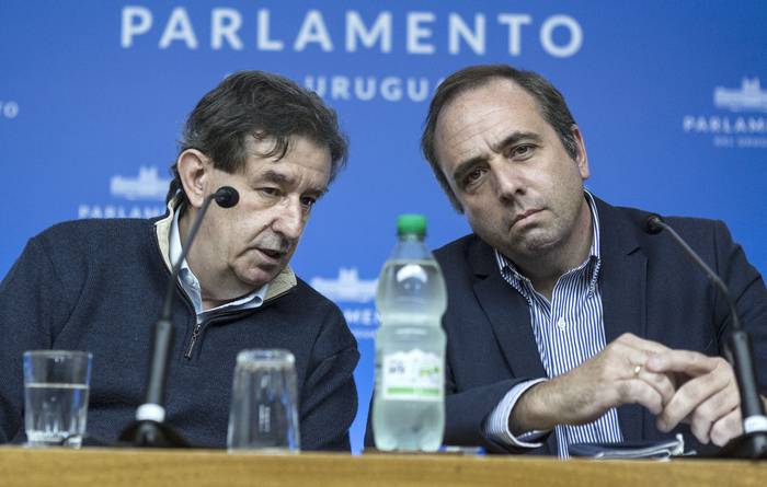 Iván Posada y Sebastián Andujar, el lunes, en el Parlamento.  · Foto: .