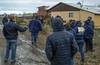 Policías de Santa Cruz frente a la casa donde supuestamente Fabian Gutiérrez, exsecretario de la vicepresidenta de Argentina, Cristina Kirchner, fue encontrado muerto el 4 de julio. · Foto: AFP, TELAM Policías de Santa Cruz frente a la casa donde supuestamente Fabian Gutiérrez, exsecretario de la vicepresidenta de Argentina, Cristina Kirchner, fue encontrado muerto el 4 de julio. · Foto: AFP, TELAM