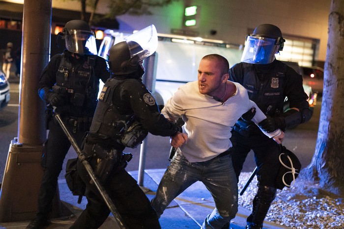 La policía detiene a un hombre que estaba con la víctima de un tiroteo fatal el 29 de agosto, en Portland, Oregon.
 · Foto: Nathan Howard, getty images, afp