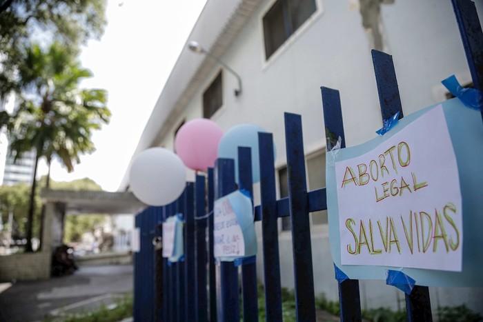 Letreros en favor del aborto, puestos por manifestantes en la fachada del Centro Integrado de Salud Amaury de Medeiros (CISAM) de Recife. · Foto: Diego Nigro - EFE