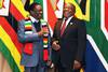 Los presidentes de Zimbabue y Sudáfrica, Emmerson Mnangagwa y Cyril Ramaphosa, en un congreso de los BRICS en 2018 en Sudáfrica. Foto: Gobierno de Sudáfrica
Los presidentes de Zimbabue y Sudáfrica, Emmerson Mnangagwa y Cyril Ramaphosa, en un congreso de los BRICS en 2018 en Sudáfrica. Foto: Gobierno de Sudáfrica