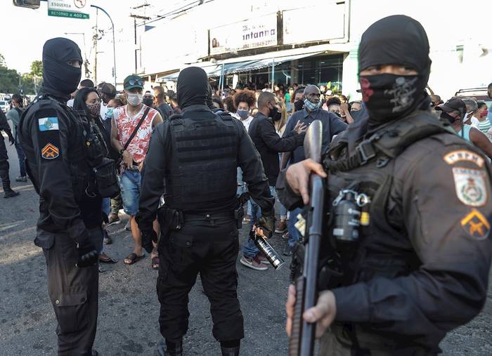 Fotografía tomada el pasado 19 de mayo en la que se registró a un grupo de policías frente a una protesta durante el funeral de João Pedro Matos Pinto, que, según parientes y amigos denuncian, fue asesinado por la policía federal en la favela del Complejo de Salgueiro, en la ciudad de São Gonçalo, vecina de Río de Janeiro (Brasil). EFE/Antonio Lacerda.