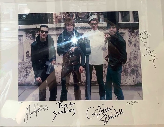 Dave Vanian, Rat Scabies, Captain Sensible y Brian James. Registro de Captain Sensible sobre una foto promocional de Ian Dickinson.