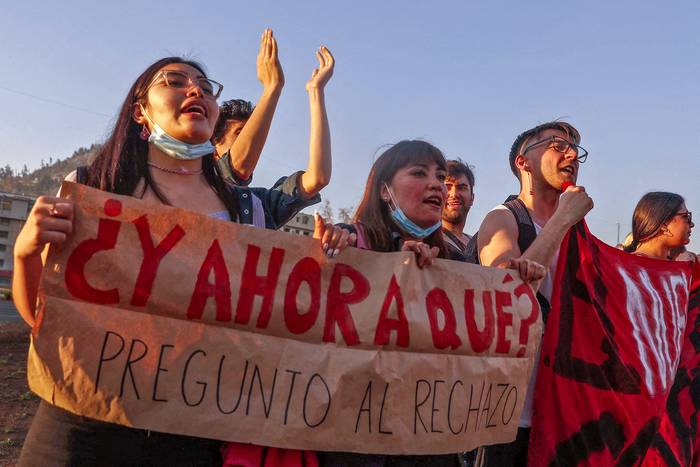 Manifestantes que apoyaron el proyecto de nueva constitución durante una movilización, este lunes, en Plaza Italia, en Santiago. · Foto: Javier Torres, AFP
