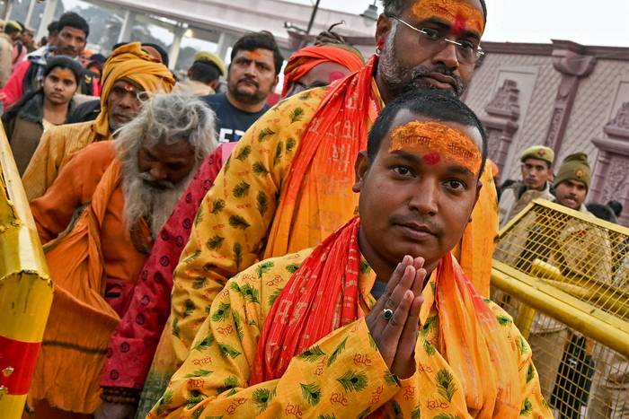 Devotos hindúes asisten al templo recién inaugurado de la deidad hindú Ram, en Ayodhya (23.01.2024). · Foto: Money Sharma, AFP