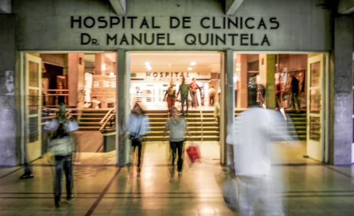 Entrada del Hospital de Clínicas (archivo). · Foto: Javier Calvelo, adhocFOTOS