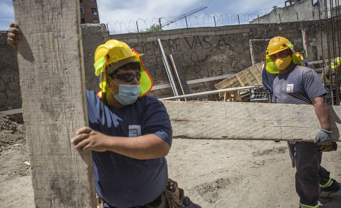 Trabajadores de la construcción en una obra en Montevideo, el 12 de enero. · Foto: Ernesto Ryan