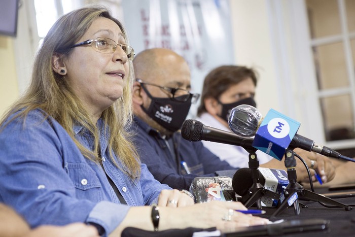 Alejandra Vespa, José Olivera y Marcel Slamovich, ayer, durante la conferencia de prensa de Fenapes. · Foto: .
