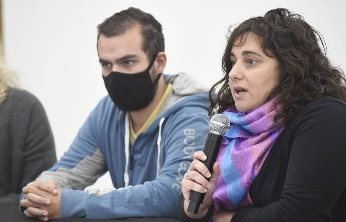 Mauro Conti, de la FEUU y Valeria Caggiano, de la Intersocial Feminista, ayer, en FUCVAM.  · Foto: Federico Gutiérrez