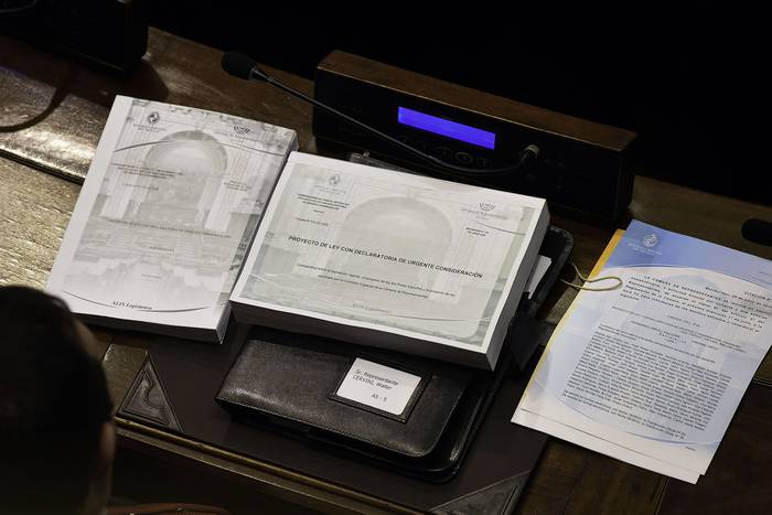 Texto de la Ley de Urgente Consideración, ayer, en la Cámara de Diputados. · Foto: Federico Gutiérrez