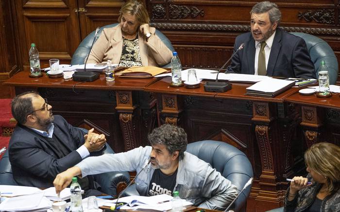 Lilian Kechichan, Charles Carrera, Oscar Andrade y Mario Bergara, ayer, en el Senado. · Foto: Mariana Greif