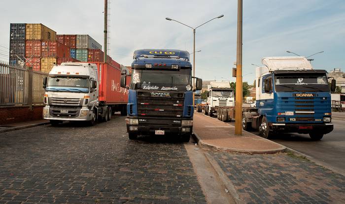 Camiones frente al puerto de Montevideo (archivo, marzo de 2017). · Foto: Ricardo Antúnez, adhocFOTOS