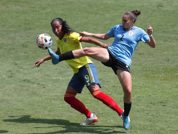 Mayra Ramírez de Colombia disputa el balón con Stephanie Lacoste de Uruguay, durante un partido amistoso de fútbol femenino este domingo, en el estadio del Deportivo Cali en Cali, Colombia. · Foto: Ernesto Guzmán Jr / EFE