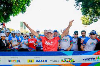 Luiz Inácio Lula da Silva, el 28 de setiembre, durante la carrera que conmemora el 95º aniversario del Ministerio de Educación de Brasil, en Brasilia. · Foto: Ricardo Stuckert, Presidencia de Brasil