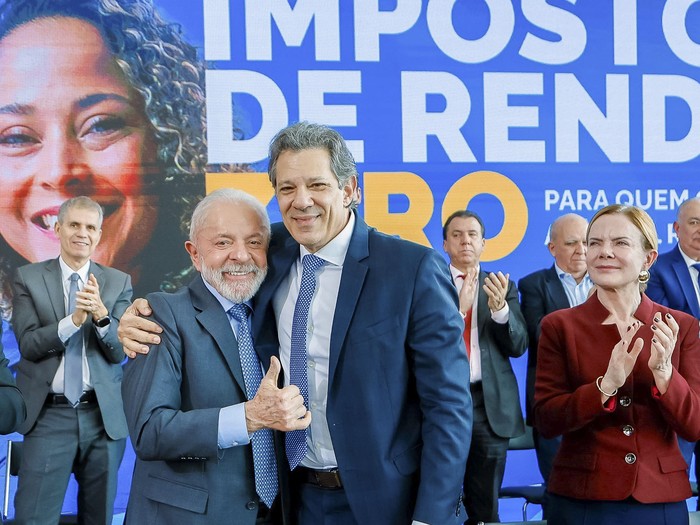 Luiz Inácio Lula da Silva, Fernando Haddad y Glesi Hoffman, durante la ceremonia de firma del Proyecto de Ley n.º 1.087, el 26 de noviembre, en ,Brasilia. · Foto: Ricardo Stuckert, presidencia brasileña, AFP