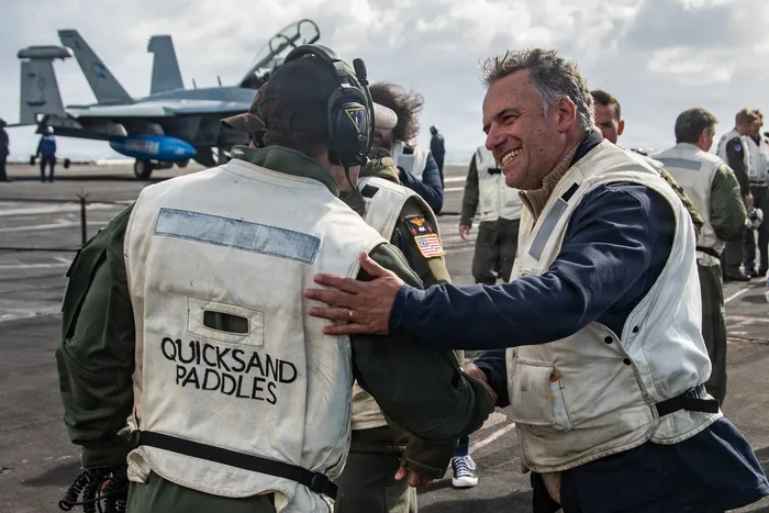 Yamandú Orsi, el 2 de mayo en el portaaviones USS Nimitz. · Foto: Embajada de Estados Unidos en Uruguay