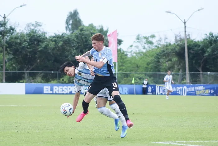 Partido entre Argentina y Uruguay por la Liga Evolución sub 15. · Foto: Asociación Paraguaya de Fútbol