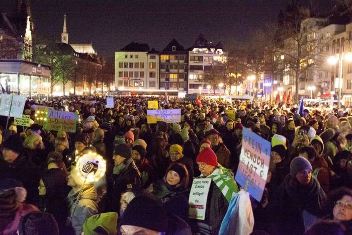 Más de veinticinco mil personas participan en una manifestación contra AfD, el 16 de enero, en Colonia, Alemania. · Foto: Ying Tang, Nurphoto, AFP