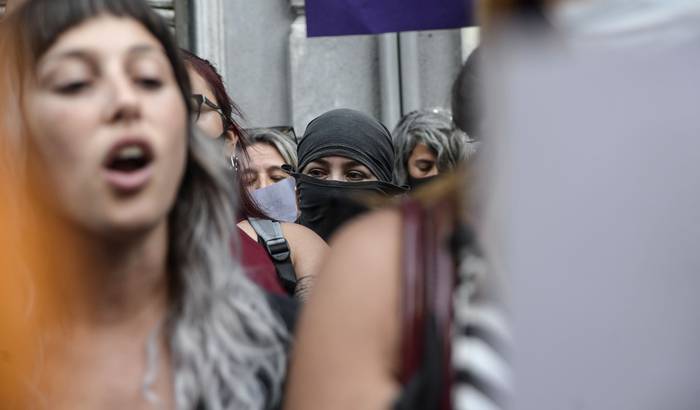 Manifestación frente al Ministerio del Interior por el caso de violación de dos mujeres en febrero de 2022. · Foto: Natalia Rovira