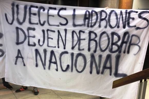 Pancarta de Guardianes de Nacional.