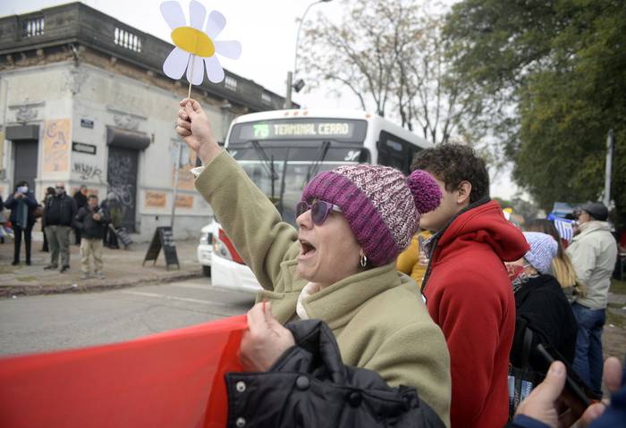 Caravanas a 47 años del Golpe de Estado y la Huelga General de la Convención Nacional de Trabajadores (CNT) contra la dictadura civico – militar, el sábado, en la plaza Lafone. · Foto: Alessandro Maradei