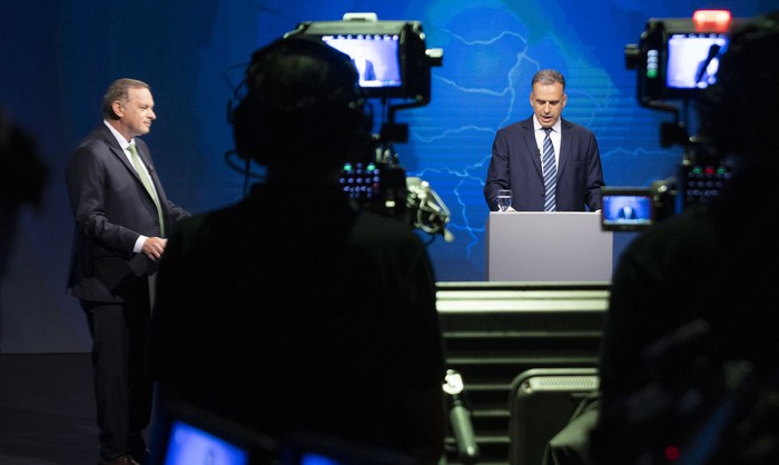 Álvaro Delgado y Yamandú Orsi, este domingo, durante el debate. · Foto: Rodrigo Viera Amaral, APU