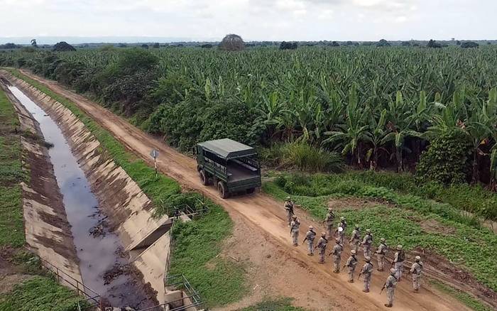 Miembros del ejército peruano realizan patrullas disuasorias, el 18 de enero, en la frontera común con Ecuador. · Foto: Ministerio de Defensa de Perú, AFP