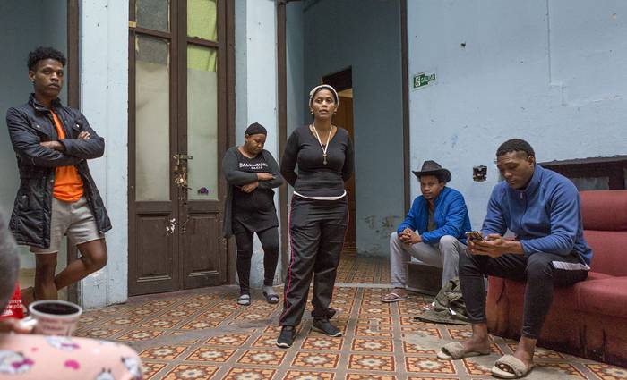 Pensión de inmigrantes, este lunes, en la Aguada. · Foto: Ernesto Ryan