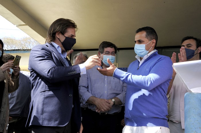 Luis Lacalle Pou, ayer, en el acto de entrega de una ambulancia en la policlínica de Lascano, Rocha. · Foto: Walter Paciello, Presidencia