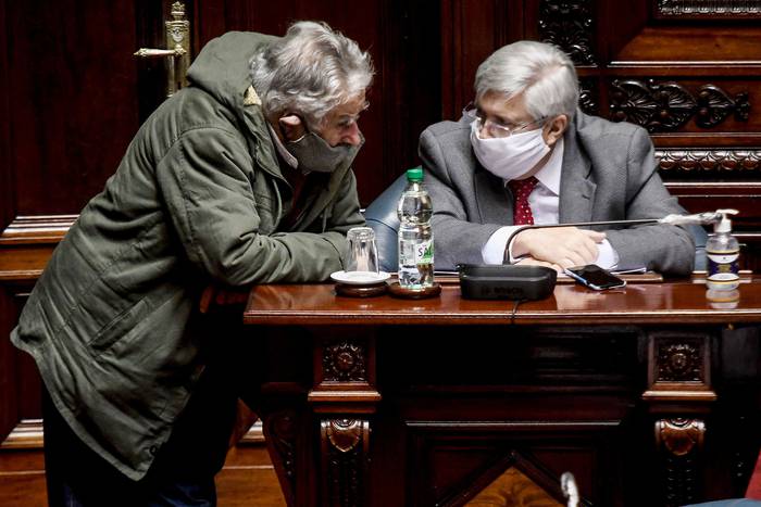 José Mujica y Tabaré Viera, este martes, en la Cámara de Senadores. · Foto: Javier Calvelo, adhocFOTOS