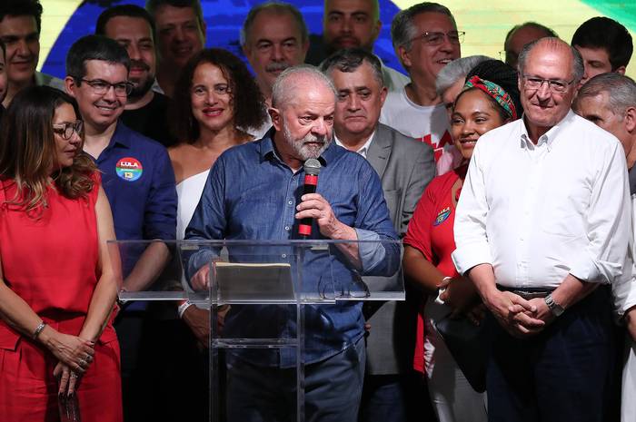Lula Da Silva en un acto luego de conocido el escrutinio, este domingo, en San Pablo. · Foto: Nelson Almeida, AFP
