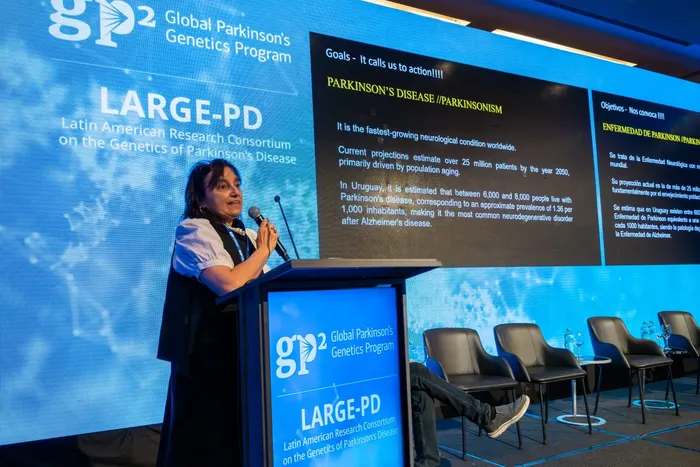 Elena Diéguez durante el consorcio latinoamericano de investigación sobre la genética de la enfermedad de Parkinson celebrado en Uruguay (archivo, agosto de 2026). · Foto: Gentileza Elena Diéguez