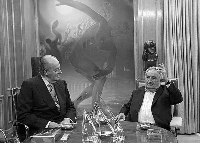 El rey Juan Carlos de España y el presidente José Mujica, durante su encuentro en el Palacio de la Zarzuela.  · Foto: Alberto Martín, Efe, pool