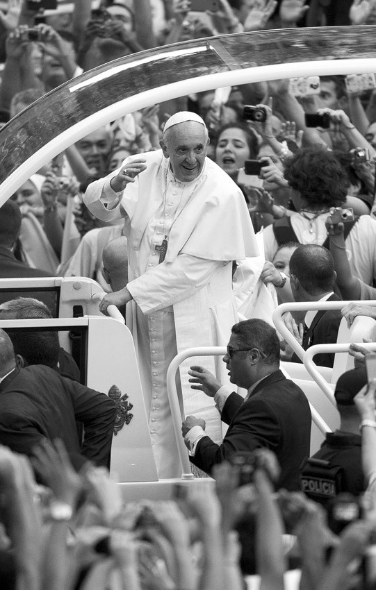 El papa Francisco saluda a cientos de seguidores en Río de Janeiro, a su llegada a Brasil para presidir la Jornada Mundial de la Juventud (JMJ). · Foto: David Fernández, Efe