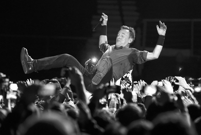 Bruce Springsteen, el jueves, durante su recital en Santiago de Chile.  · Foto: Felipe Trueba, Efe