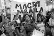 Agrupaciones políticas y sindicales argentinas protestan tras la decisión del gobierno de despedir a miles de funcionarios públicos, ayer, en Buenos Aires. Foto: David Fernández, Efe