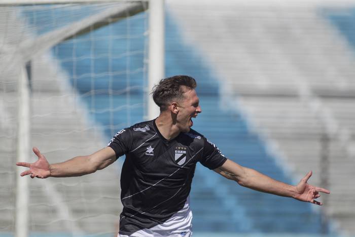 Luciano Nequecaur, de Danubio tras convertir el primer gol , del en el Estadio Luis Troccoli · Foto: .